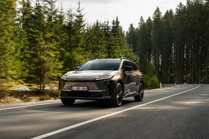 toyota bz4x touring dinamica frontale