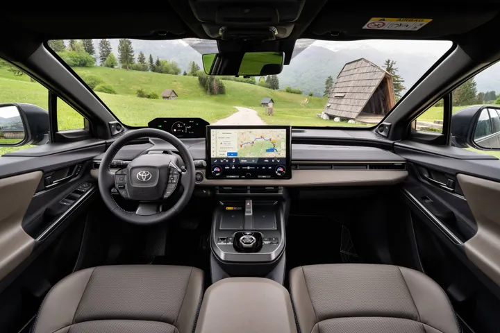 toyota bz4x touring interni