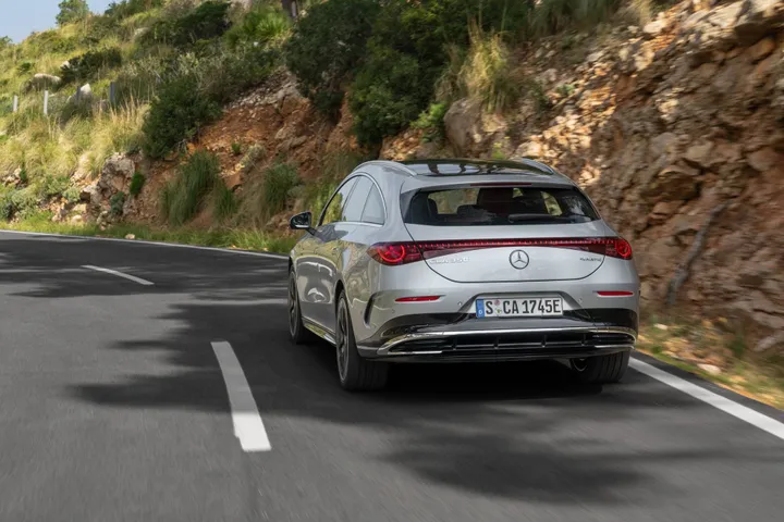 cla shooting brake 2026 affronta una strada asfaltata