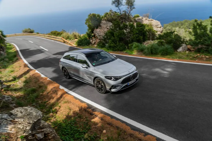 cla shooting brake 2026 affronta una strada asfaltata con vista dell'anteriore