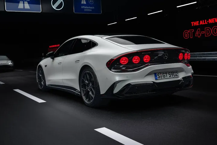 Mercedes AMG GT Coupé4 statica posteriore bianca