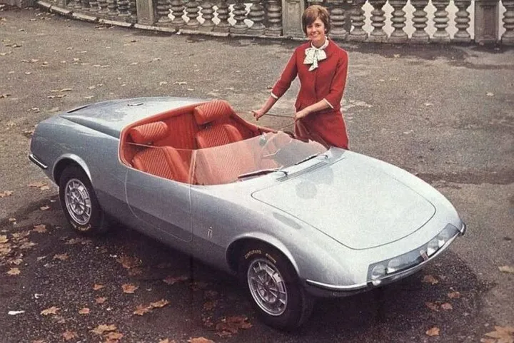 Una foto a colori dell'Abarth 1000 Spider Pininfarina