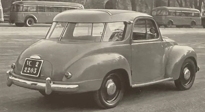 Una foto in bianco e nero della Fiat 500 C Topolino Francis Lombardi (1949)