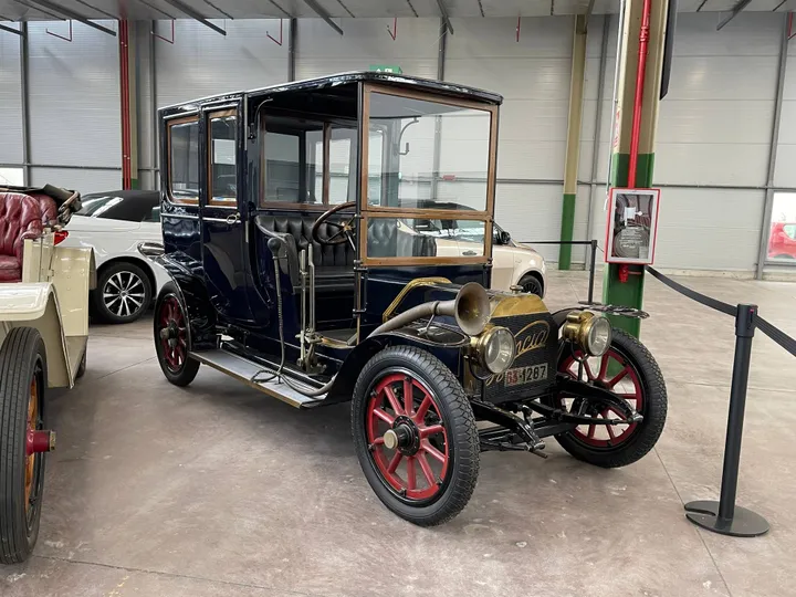 una foto della Lancia 12 HP Alpha Limousine del 1908 esposta all'Heritage Hub di Stellantis