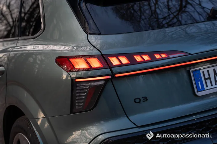 Audi-q3-tdi faro posteriore acceso