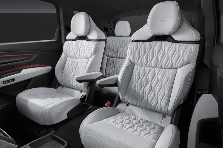 Audi Q9 interni sedili della seconda e terza fila nella configurazione a 6 posti totali. Sedili in pelle bianca