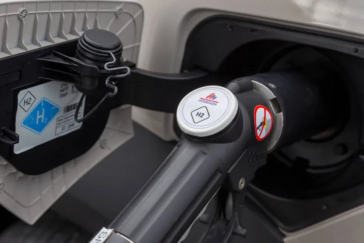 Bocchettone rifornimento auto a idrogeno