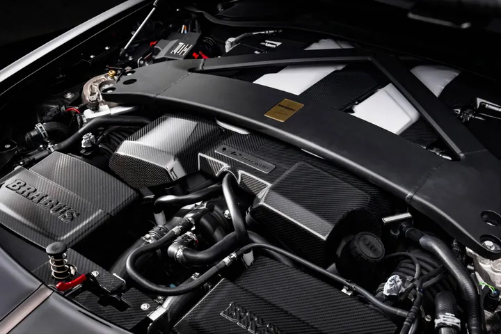 Nell'immagine si vede il blocco motore della nuova Brabus Bodo con dettagli dorati