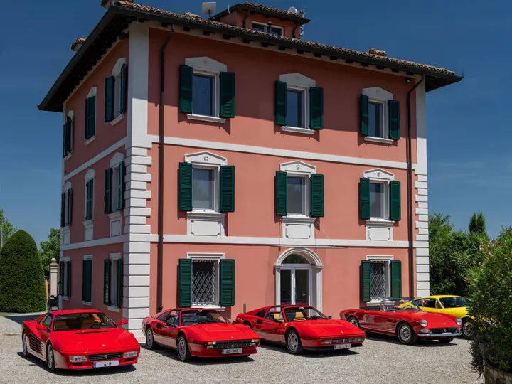 Courtesy of Cavallino 16. Quattro modelli ferrari davanti a una casa rosa