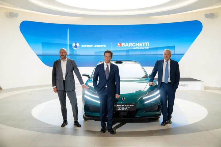 Nell'immagine si vedono Andreas Barchetti, Alessandro Grosso e Alfredo Altavilla a fianco della nuova Denza Z9 GT in occasione dell'apertura del primo concessionario Denza a Bologna