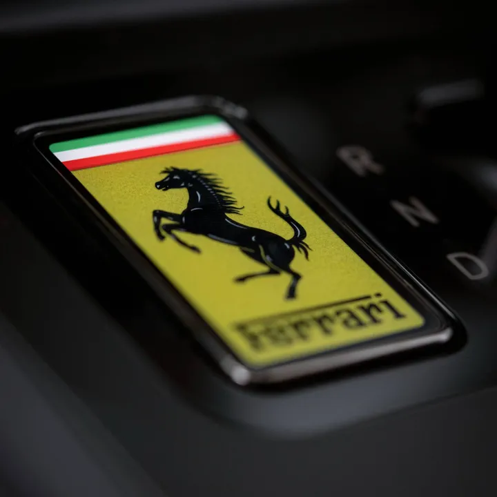 Dettaglio stretto della chiave della Ferrari Luce