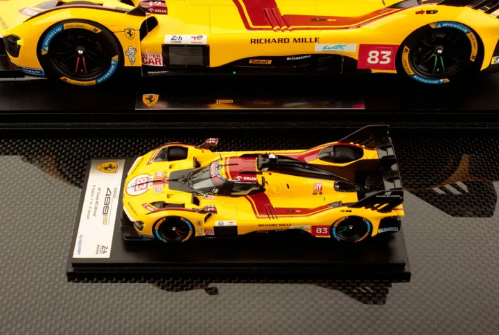 Stretta ripresa sul Modellino Ferrari 499P in due dimensioni differenti di colore giallo numero 83 che ha vinto Le Mans