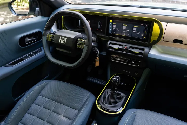 L'abitacolo della FIAT Grande Panda Turbo 100