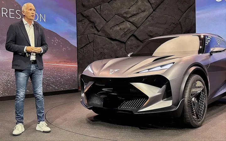 Nell'immagine si vede il CEO di Cupra Marcus Haupt che presenta la nuova Tindaya