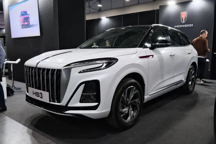 HS3 di colore bianco suv cinese