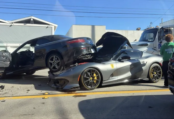 una ferrari 812 competizione aperta ha fatto un incendente con una mercedes c400 cabrio e gli è finita sotto