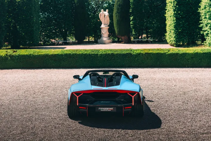 Lamborghini-fenomeno posteriore pieno nel parco della villa