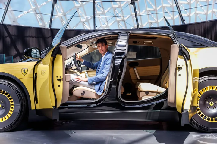 FERRARI_LUCE interni e laterale di colore giallo