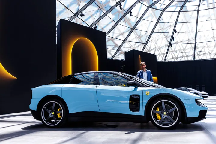 FERRARI_LUCE laterale di colore azzurro