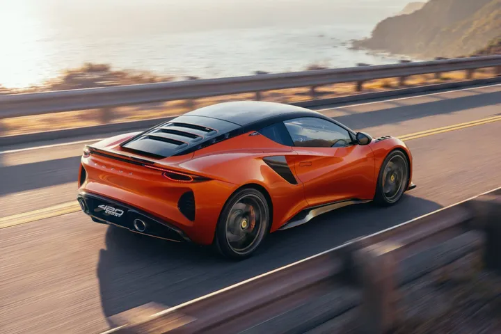 Lotus_Emira_420 sport posteriore in dinamica su strada lungo mare
