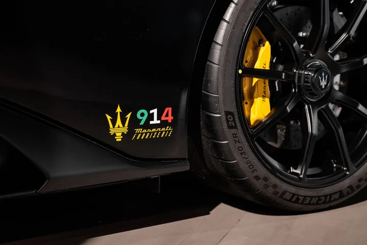 Maserati GT2 Stradale Fuoriserie cerchio e logo 914