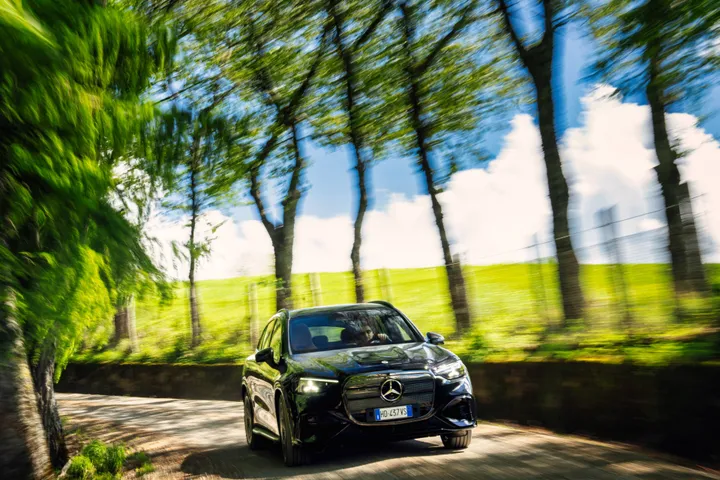 SUV nero percorre strada sterrata in mezzo alla natura stella mercedes sul frontale