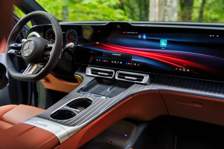 tre schermi interni sistema Mercedes-Benz GLC EQ