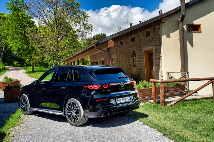 SUV nero Mercedes posteriore con sfondo natura Toscana