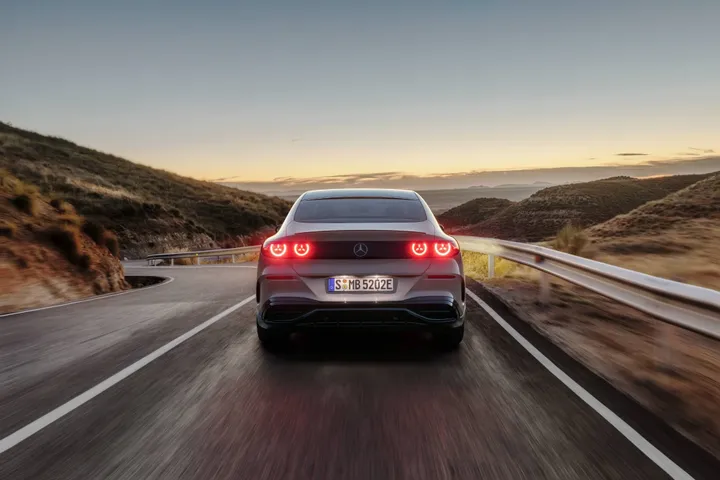 Mercedes Classe C elettrica posteriore dinamico di colore grigio