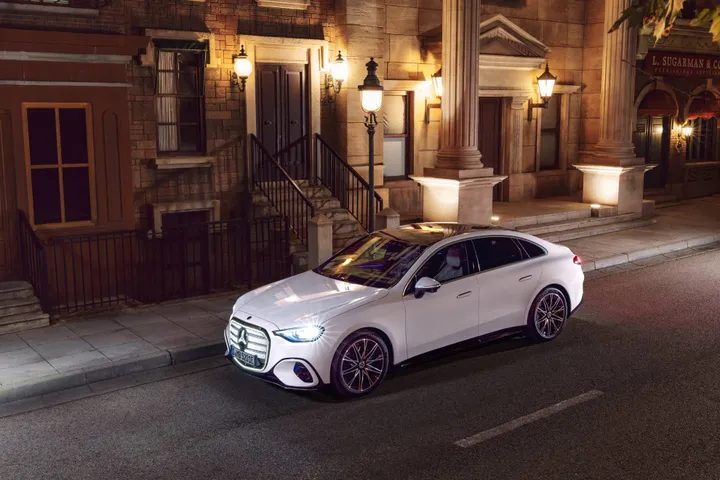 Mercedes Classe C elettrica laterale di colore bianco