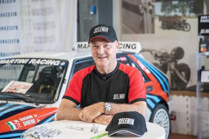 pilota Biasion con sfondo Delta