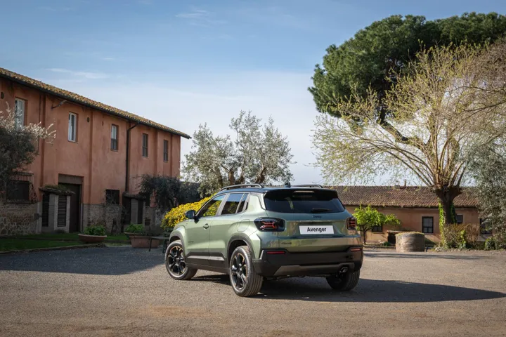 NewJeepAvenger4xe85thanniversary posteriore statico