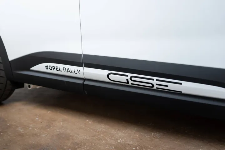 Opel Mokka GSE Rally 2026 logo portiera