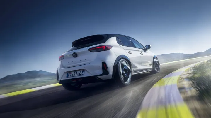 Opel Corsa GSE di colore bianco in una foto dinamica posteriore in curva in pista