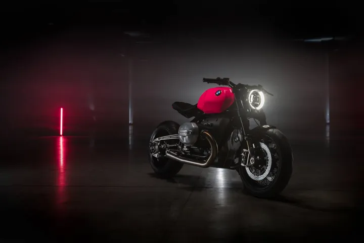 BMW R20 frontale laterale di colore rosso