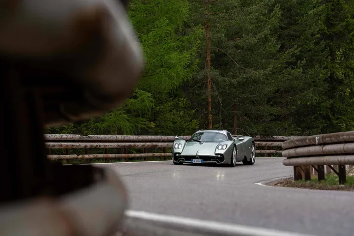 Pirelli_CyberTyre su una pagani utopia che sta effettuando una curva