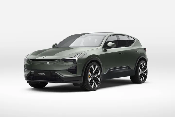 Polestar 3 di colore grigio in visione anteriore