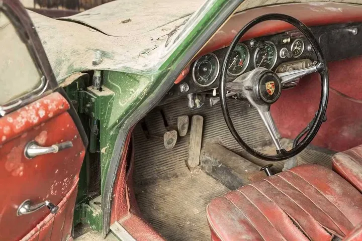 Nell'immagine si vedono gli interni della Porsche 356 in stato di quasi abbandono
