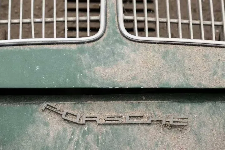Nell'immagine si vede il dettaglio del logo Porsche della 356 sul posteriore dell'auto