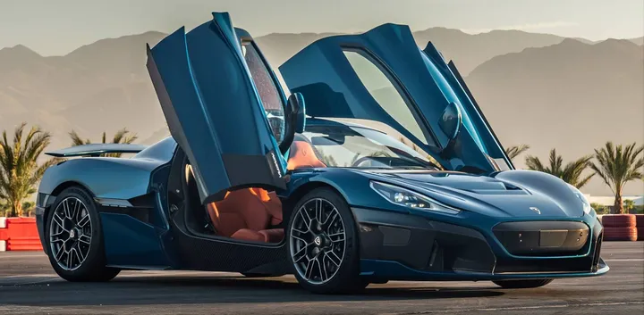 Nell'immagine si vede la Rimac Nevera con le portiere aperte