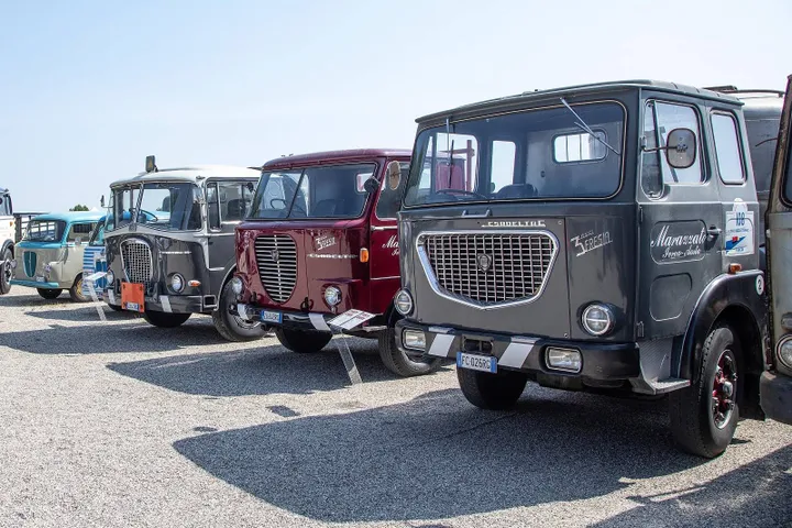 Camion storici Lancia in fila su ghiaia