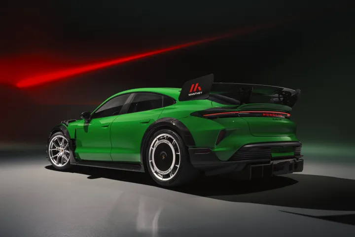Porsche Taycan Manthey Racing Nurburgring verde