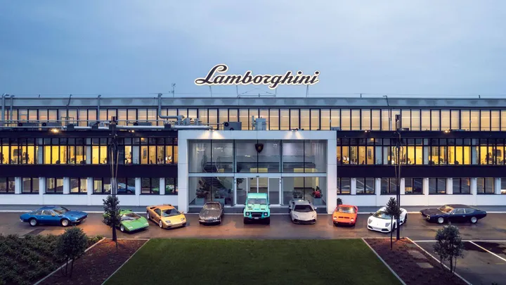 sede-lamborghini-lineup di vetture, LM 002, Diablo, Espada, Aventador e altre