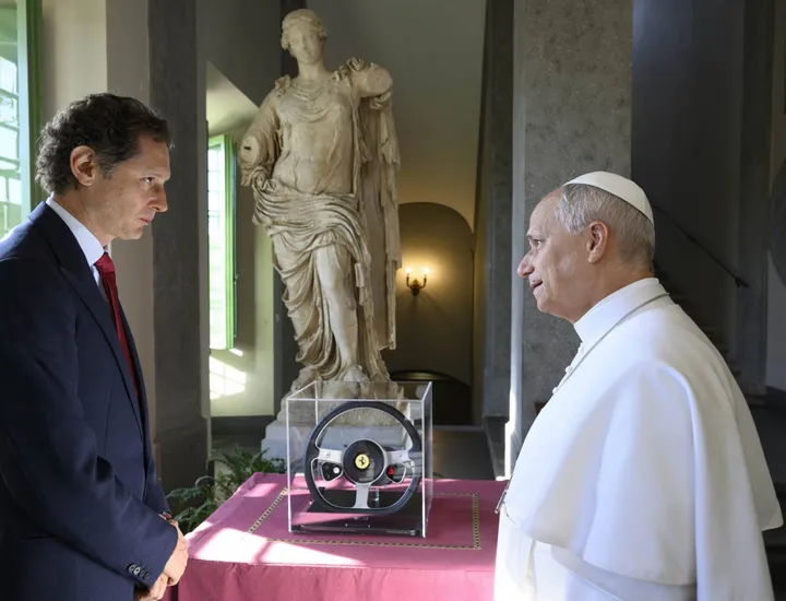 John Elkann dona al papa Leone XIV il volante della Ferrari Luce