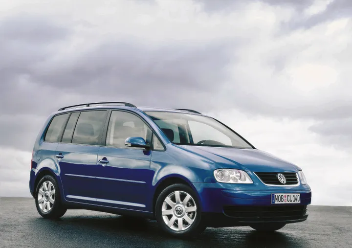 volkswagen_touran prima serie di colore blu frontale