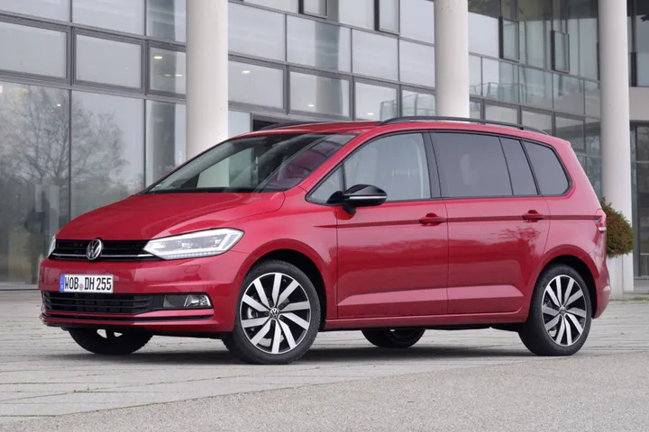 volkswagen_touran 2026 di colore rosso ultimo modello prodotto