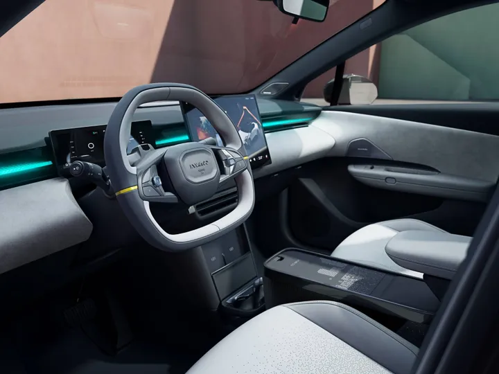 Lynk &amp; Co 02 2027 interni completi con volante e strumentazione in primo piano