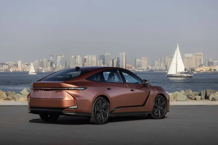lexus es 500 e luxury soniccopper_black posteriore