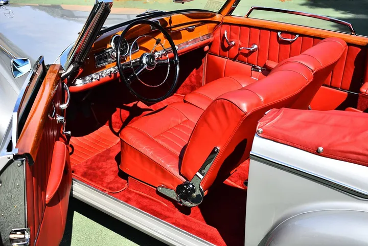 Mercedes 300S Roadster interni in pelle rossa