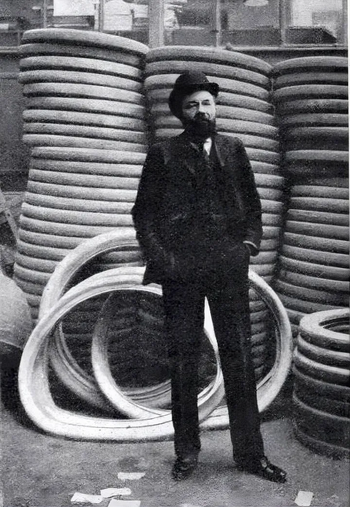 L'immagine storica raffigura André Michelin davanti ad una pila di pneumatici
